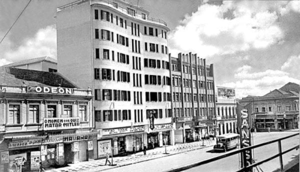 Avenida Luiz Xavier na década de 1940, no centro o Edifício Eloisa.